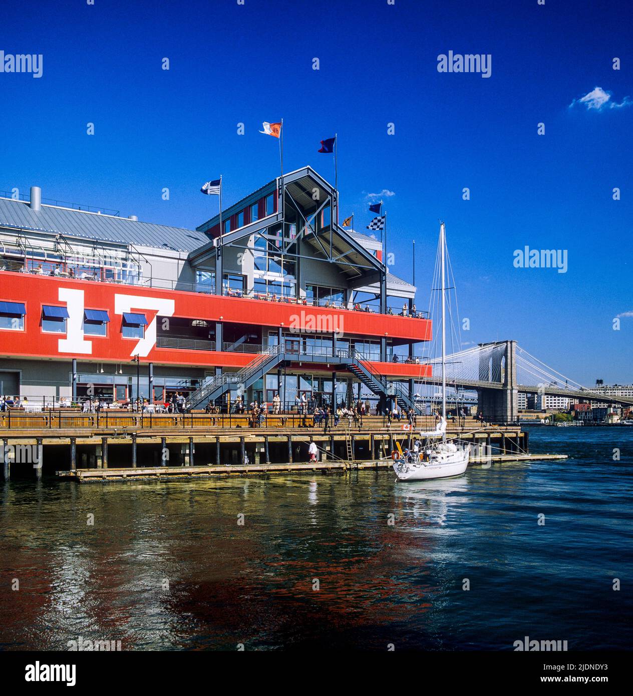 New York 1980s, Pier 17, festfahrtes Segelboot, South Street Seaport, Brooklyn Bridge, Lower Manhattan, New York City, NYC, NY, USA, Stockfoto