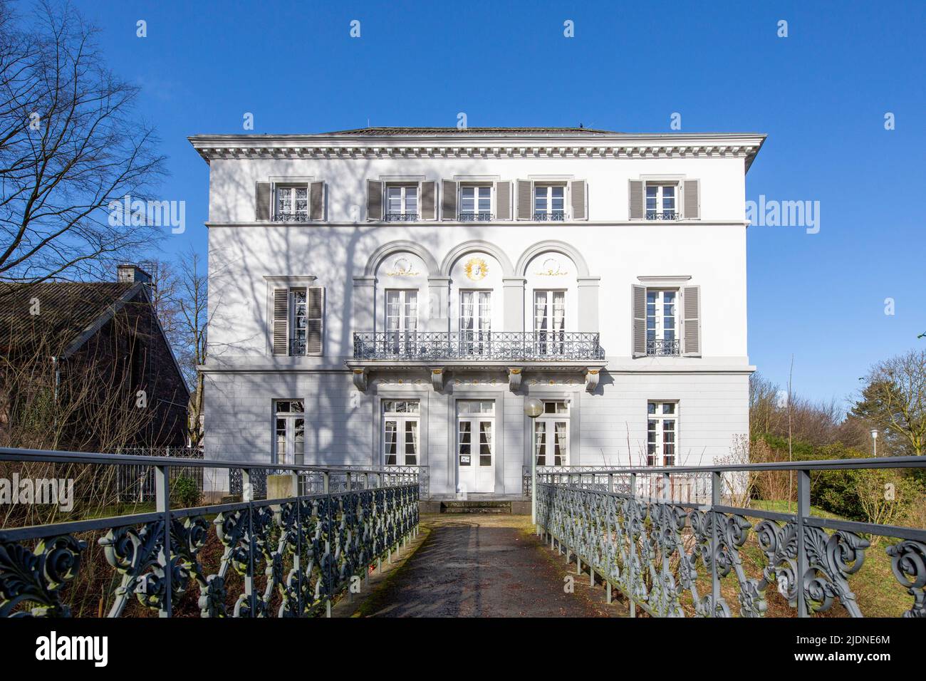 Krefeld - Frontansicht zum Haus Sollbruchgen, ehemaliger Rittersitz, seit 1925 ist Haus Sollbruchgen im Besitz der Stadt Krefeld., Nordrhein W Stockfoto