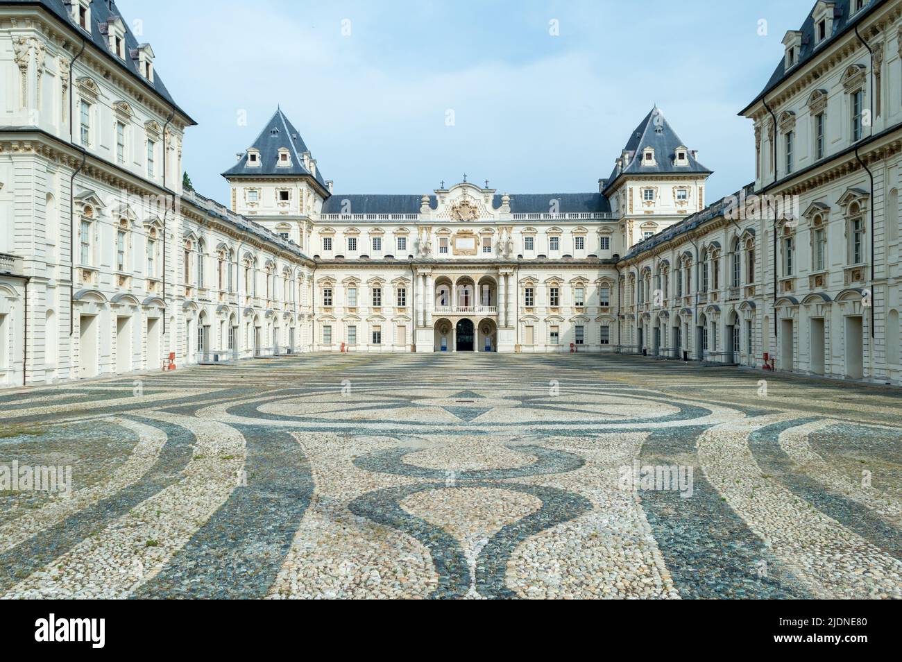Turin, Italien, Mai 2022. Castello del Valentino eine ehemalige königliche Residenz und heute ein Universitätscampus in der Nähe des Flusses Po Stockfoto