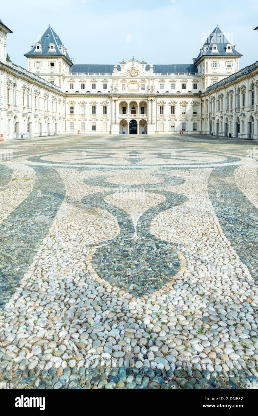 Turin, Italien, Mai 2022. Castello del Valentino eine ehemalige königliche Residenz und heute ein Universitätscampus in der Nähe des Flusses Po Stockfoto