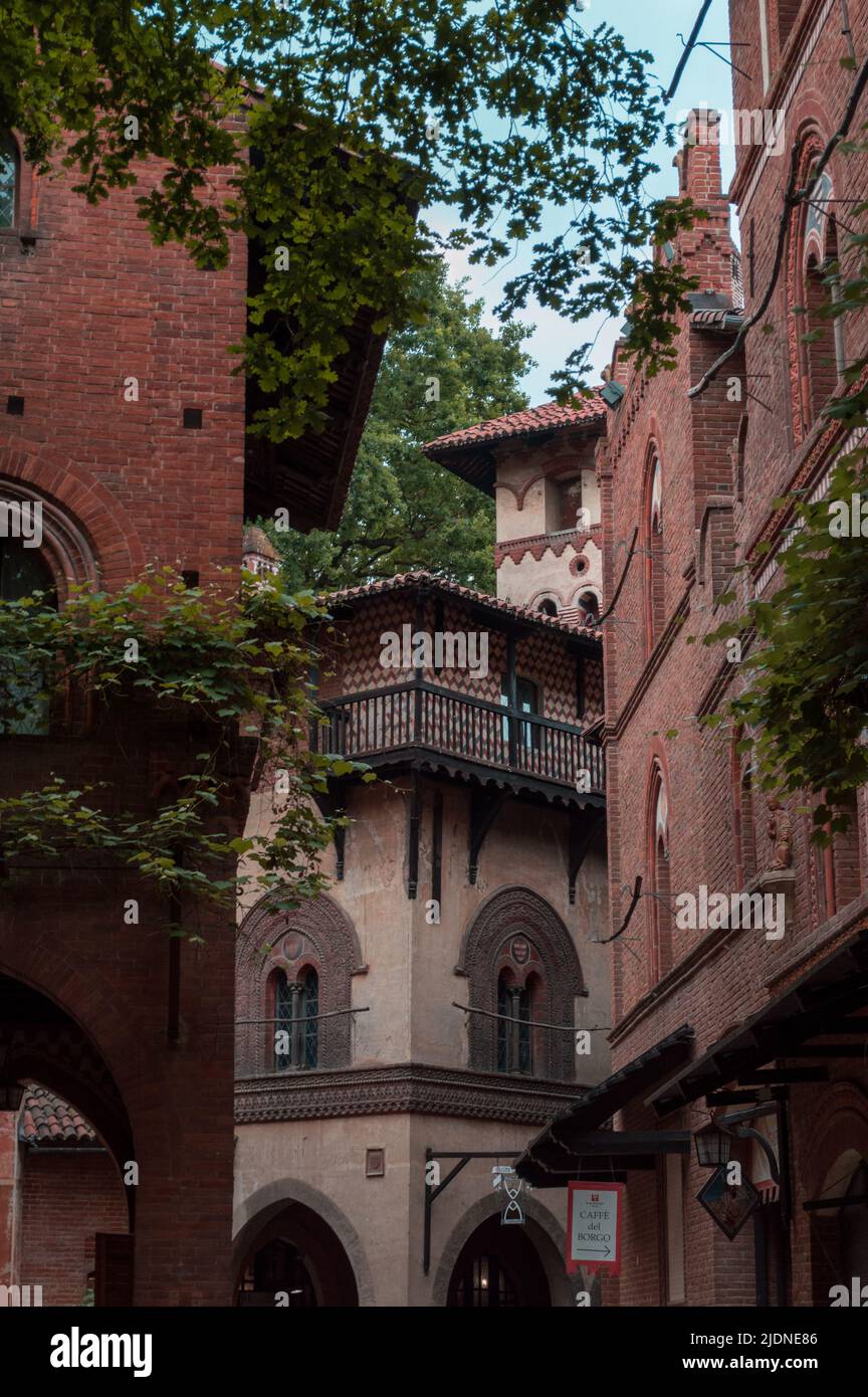 Parco del Valentino, Borgo Medioevale, Turin, italien, Mai 2022. Detail der historischen Backsteingebäude in diesem versteckten Teil dieser schönen italienischen Stadt Stockfoto