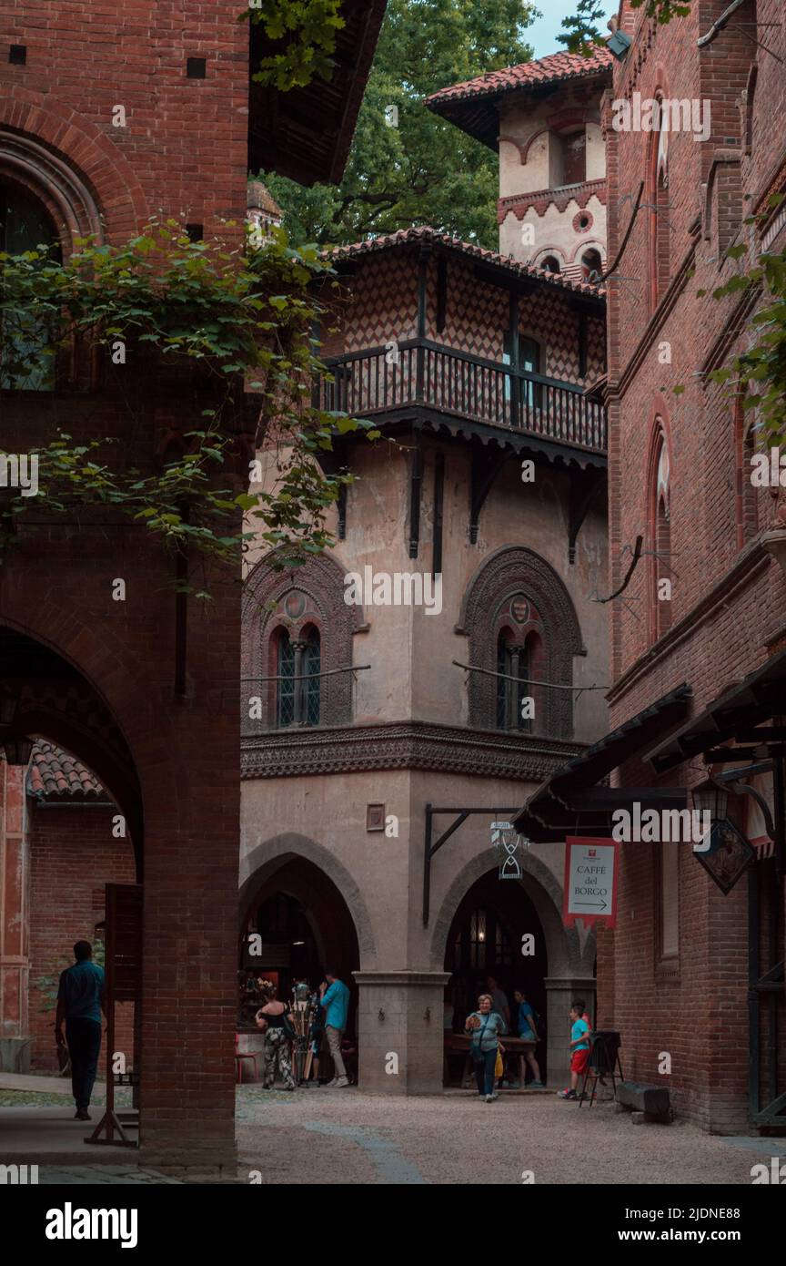 Parco del Valentino, Borgo Medioevale, Turin, italien, Mai 2022. Detail der historischen Backsteingebäude in diesem versteckten Teil dieser schönen italienischen Stadt Stockfoto