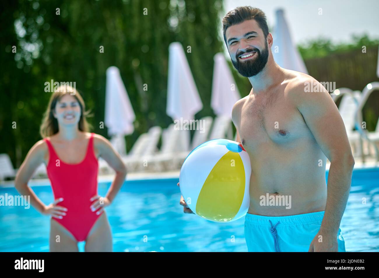 Fröhlicher Mann und eine Frau im Außenpool Stockfoto