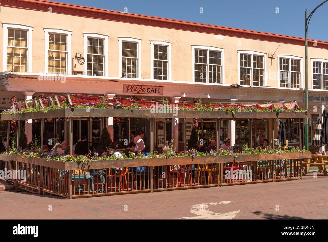 Gäste, die im Freien im Plaza Cafe auf der historischen Santa Fe Plaza, Santa Fe, New Mexico, sitzen. Stockfoto