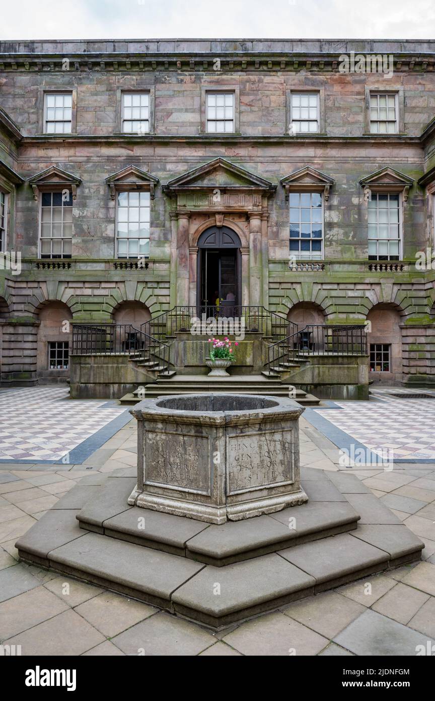 Disley, England- 15. Mai 2022: Der zentrale Hof am National Trust Lyme Park House in der Nähe von Manchester. Stockfoto