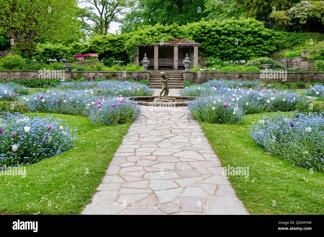 Disley, England- 15. Mai 2022: Der italienische Garten im National Trust Lyme Park House in der Nähe von Manchester. Stockfoto