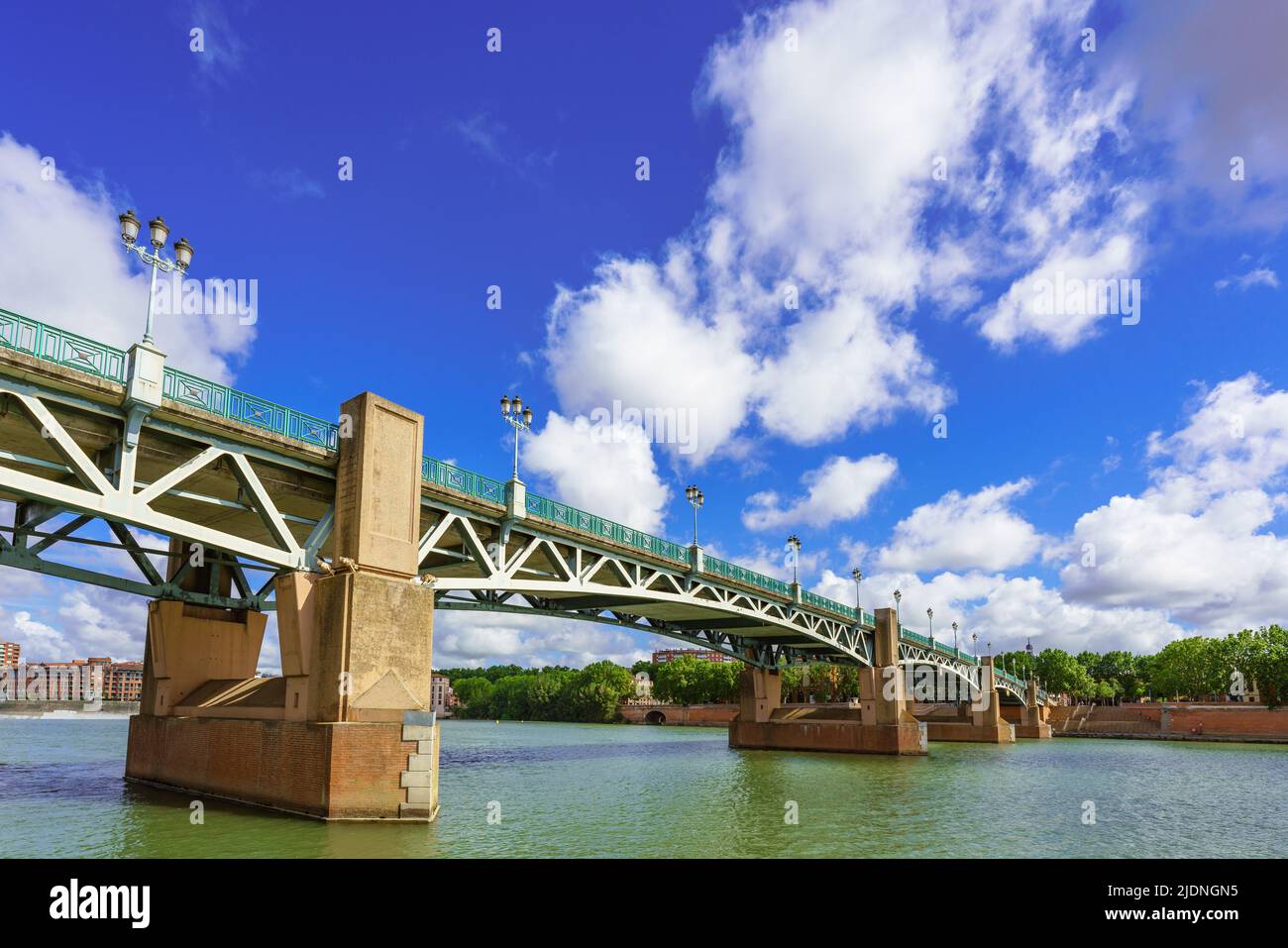 Berühmte Brücke über den Fluss Garonne in Toulouse Frankreich Stockfoto