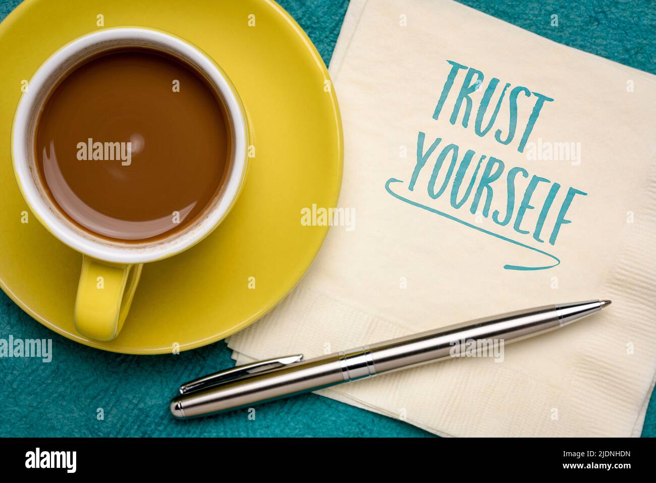 Vertrauen Sie sich selbst Erinnerungsnotiz - Handschrift auf einer Serviette mit Kaffee, Denkweise, Selbstvertrauen und persönlichem Entwicklungskonzept Stockfoto
