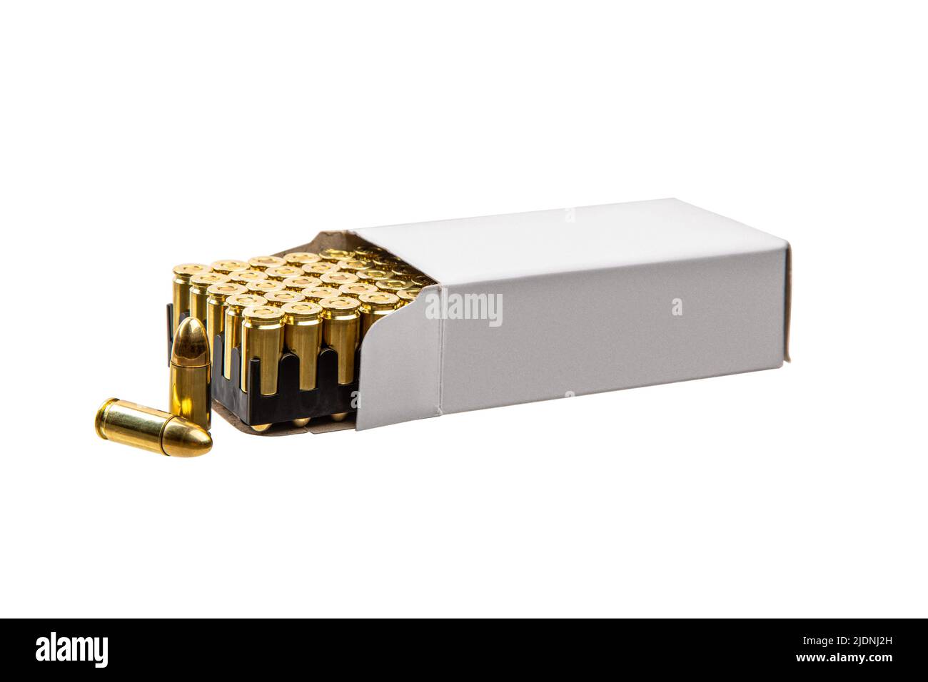 Eine Schachtel Patronen für eine Pistole. Munitionsmittel für Waffen. Isolieren auf weißem Hintergrund. Stockfoto