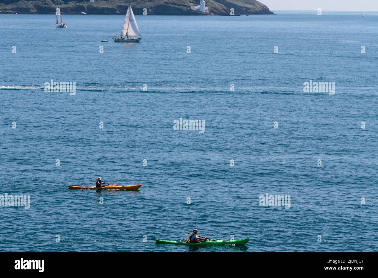 Yachten und andere Vergnügungsboote, die auf den Carrick Roads auf dem Fluss Fal aussteigen und betreten Stockfoto