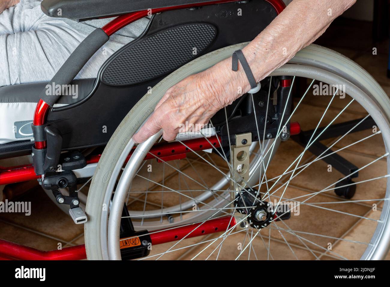 Rollstuhl. Handschuss einer älteren Person. Stockfoto
