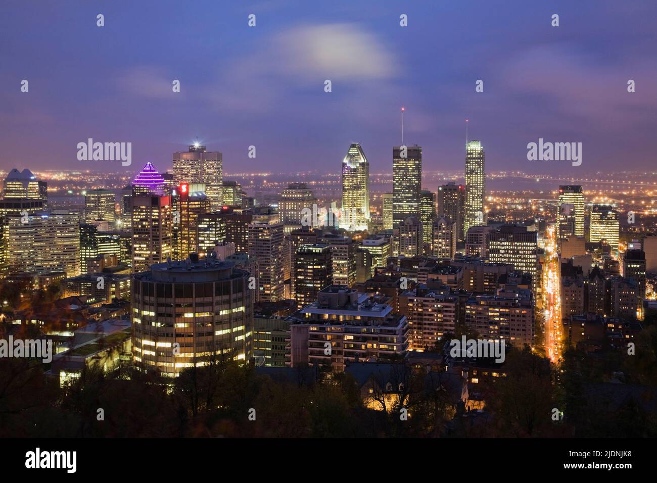 Die Skyline von Montreal bei Sonnenuntergang im Herbst, aufgenommen vom Mount Royal belvedere, Quebec, Kanada. Stockfoto