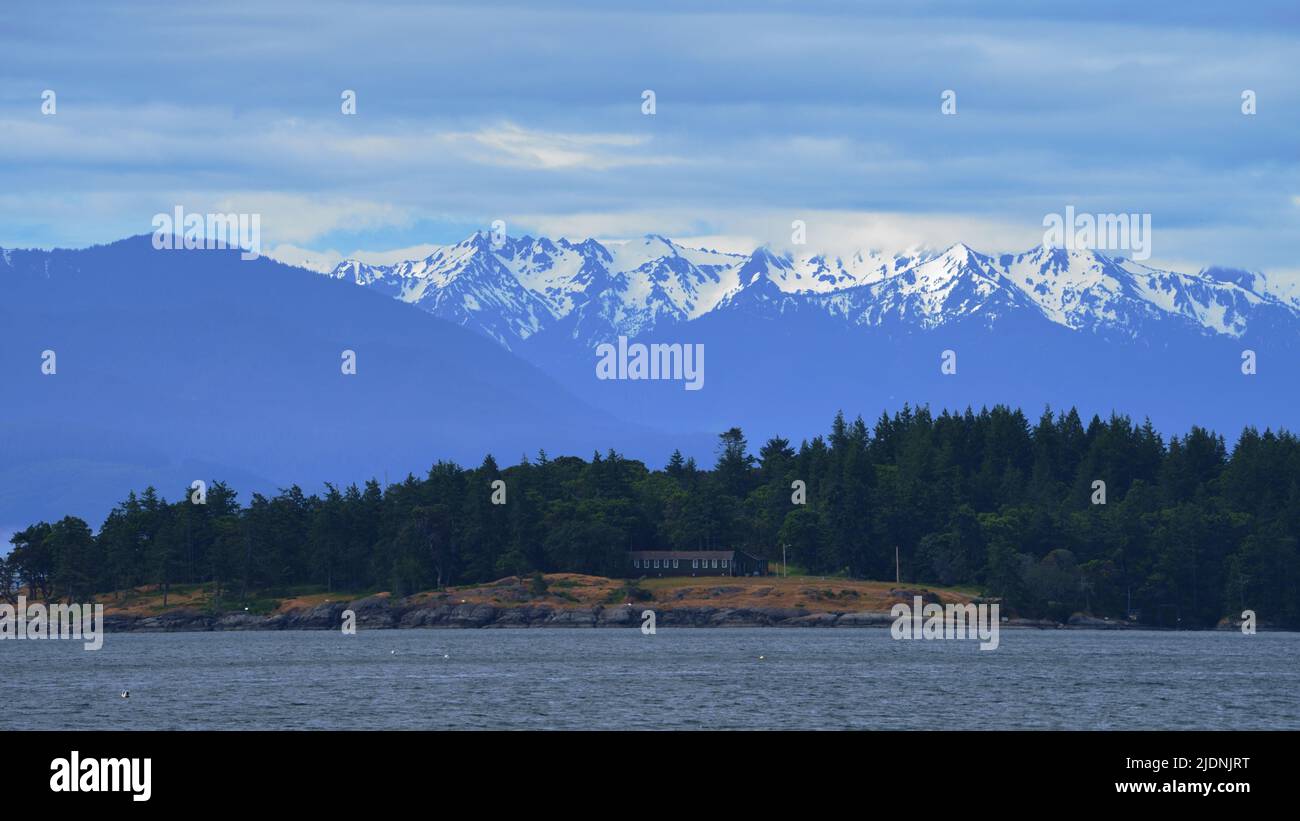 Albert Head Militärkomplex und Olympische Berge Stockfoto