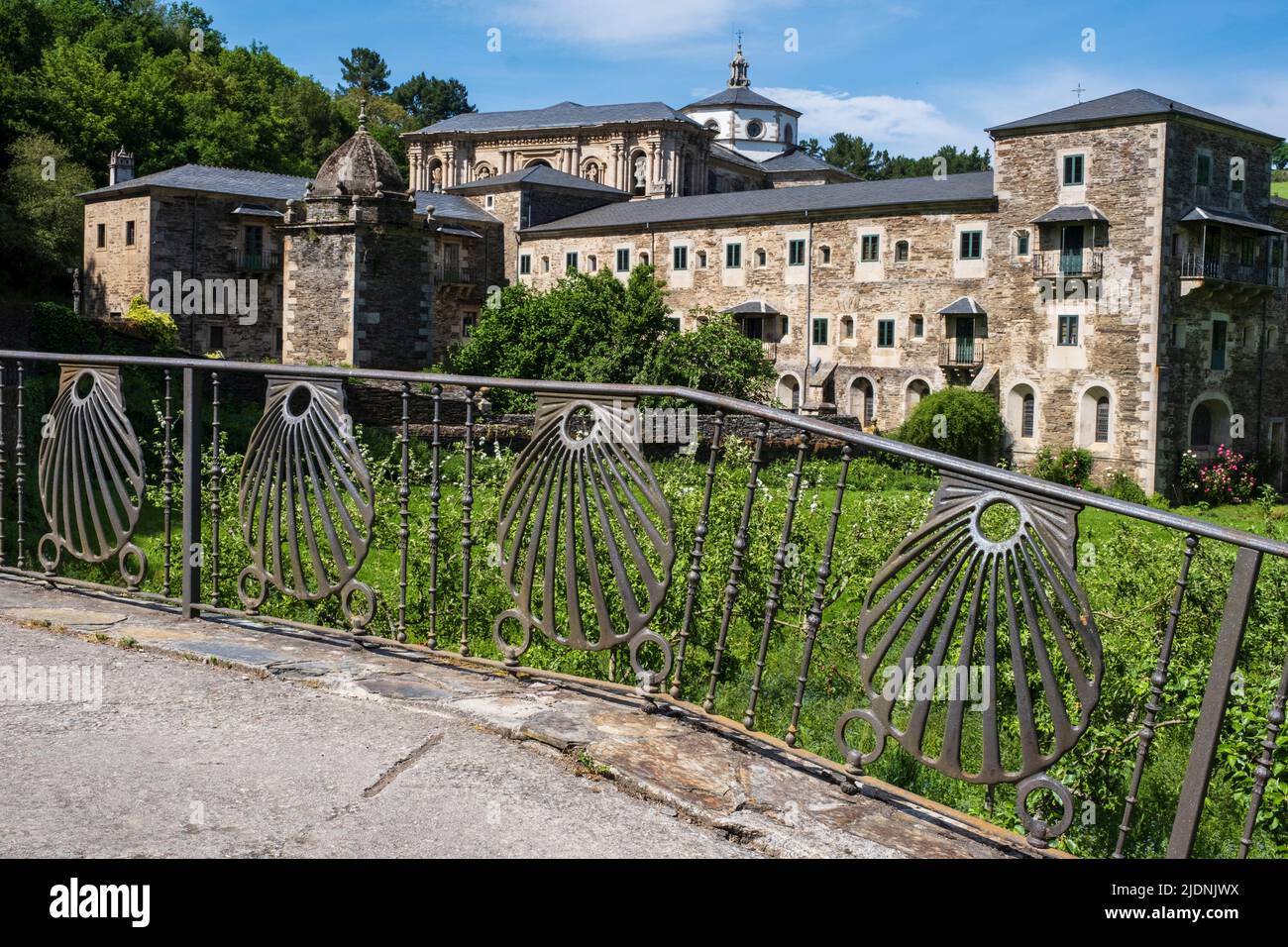 Spanien, Galizien, Kloster Samos. Jakobsmuscheln, die den Camino de Santiago im Vordergrund darstellen. Stockfoto