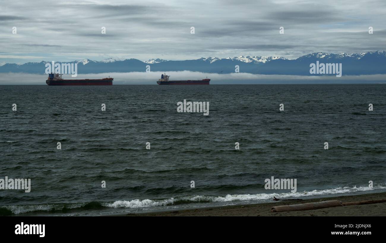 Schiffe vor Anker. Berge im Hintergrund. Stockfoto