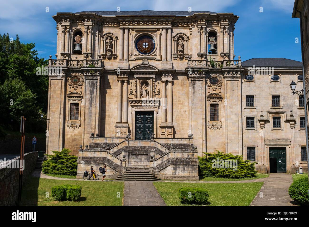 Spanien, Galizien, Hiker-Biker-Paar bei der Ankunft im Kloster von Samos. Stockfoto