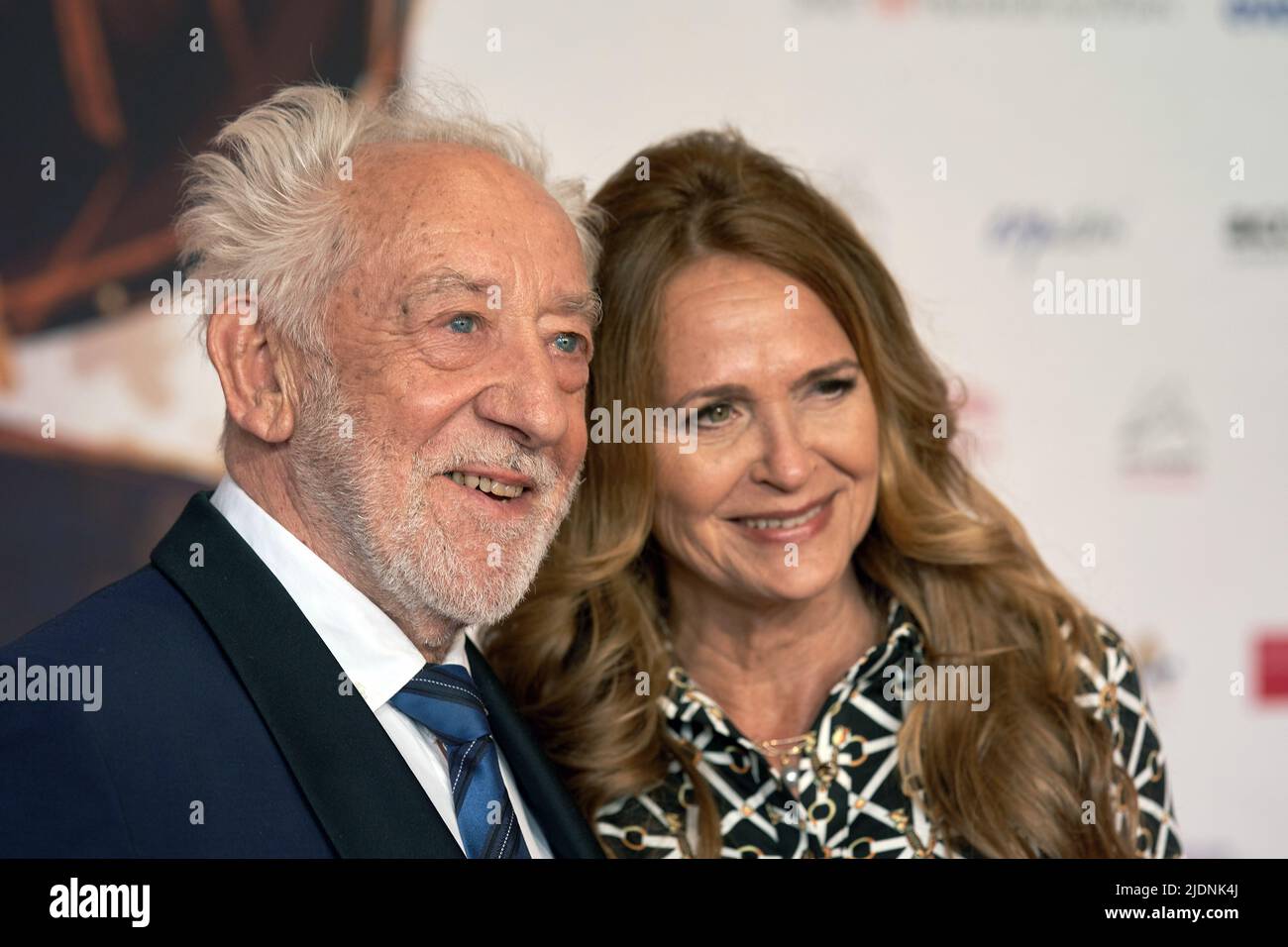 22. Juni 2022, Hessen, Frankfurt/M.: Schauspieler Dieter Hallervorden und seine Partnerin Christiane Zander gehen bei der Verleihung des Live Entertainment Awards auf den roten Teppich. Foto: Thomas Frey/dpa Stockfoto