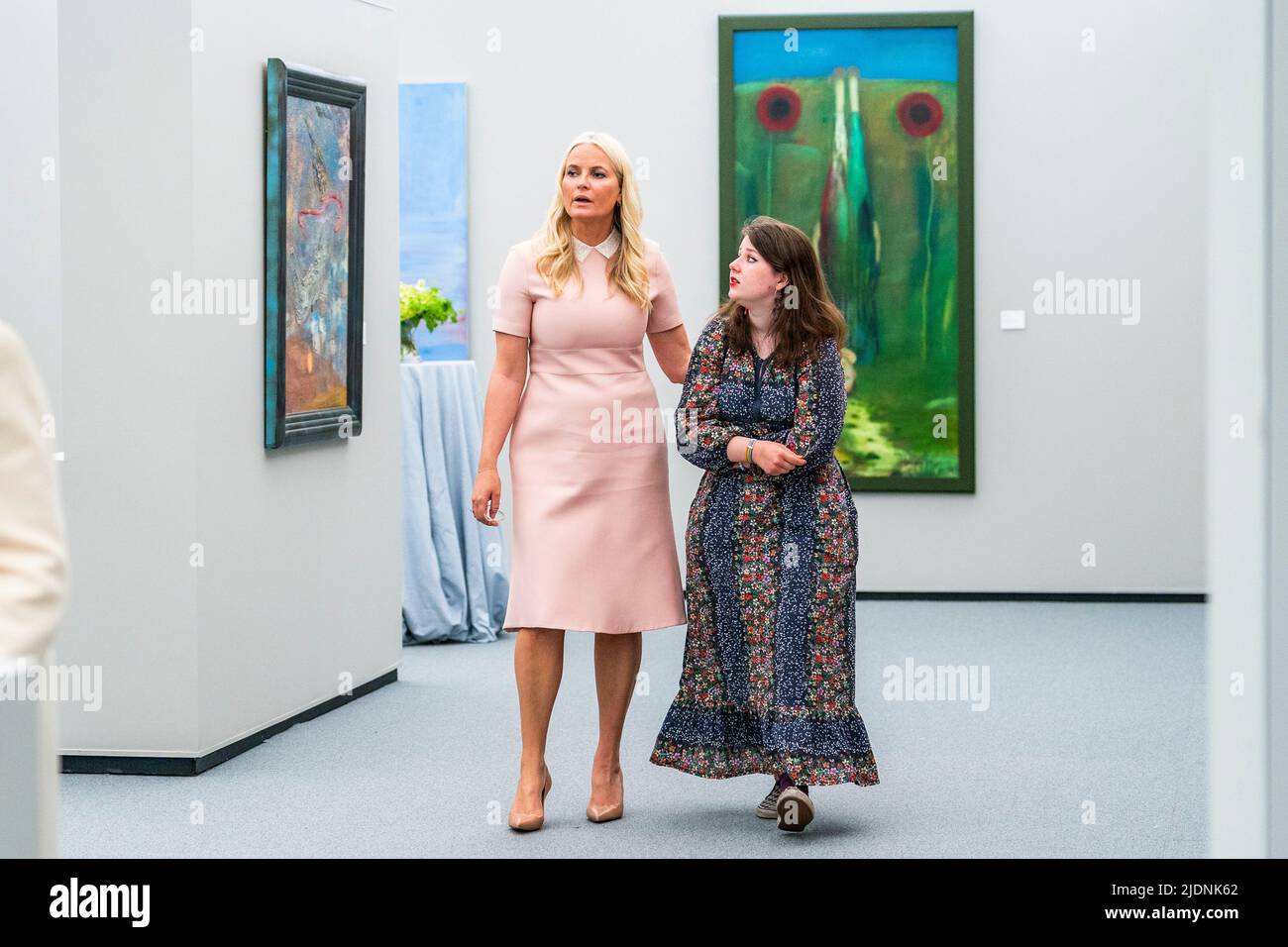 Oslo 20220622.Kronprinzessin Mette-Marit und Maud Angelica Behn sind am Mittwoch bei der Eröffnung der Ausstellung "Offene Türen" in Dronning Sonja KunstStall anwesend. Mehr als 100 Werke aus der Kunstsammlung von Königin Sonja sind hier zu sehen. Foto: Haakon Mosvold Larsen / NTB Stockfoto