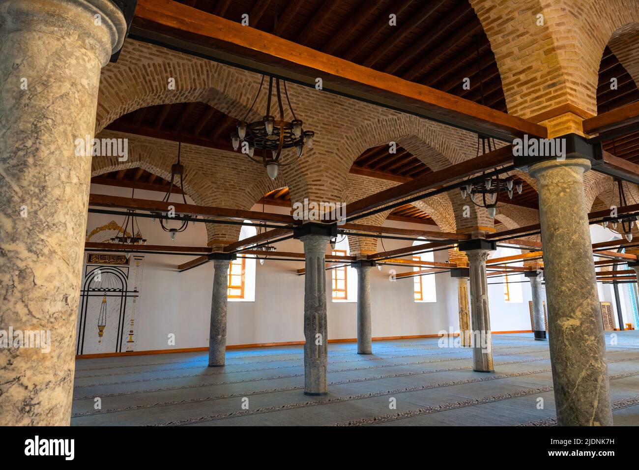 Innenraum der Konya Alaaddin Keykubad Moschee. Islamische Architektur Hintergrundbild. Konya Türkei - 5.18.2022 Stockfoto