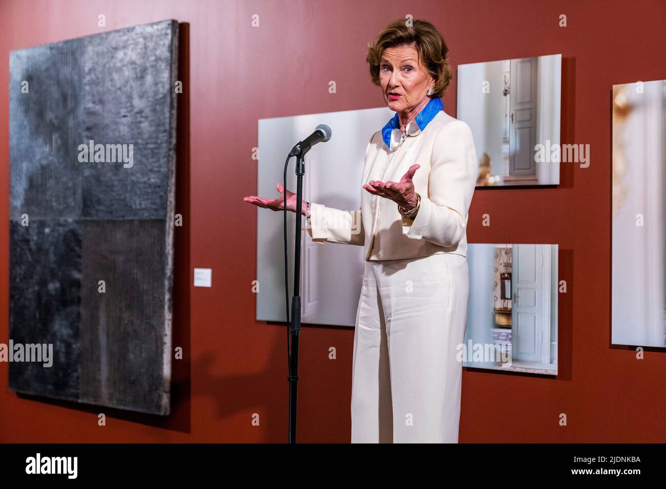 Oslo 20220622.Königin Sonja begrüßt jeden zur Eröffnung der Ausstellung "Offene Türen" in Dronning Sonja KunstStall am Mittwoch. Mehr als 100 Werke aus der privaten Kunstsammlung der Königin werden hier ausgestellt. Foto: Haakon Mosvold Larsen / NTB Stockfoto