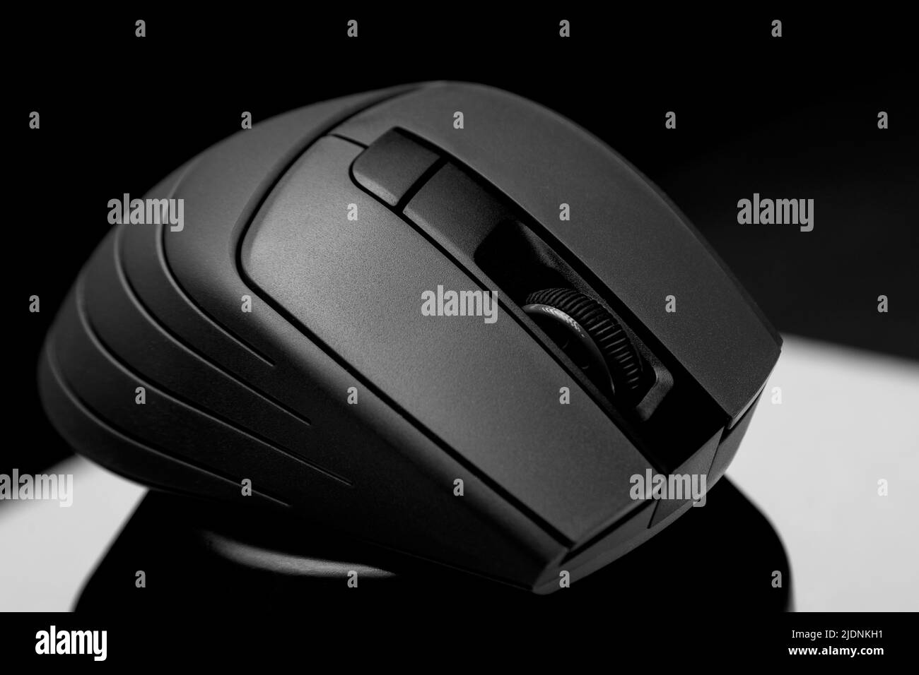 Schwarze Computermaus auf schwarzem Hintergrund.Maus für PC auf schwarzem Hintergrund gefilmt Stockfoto