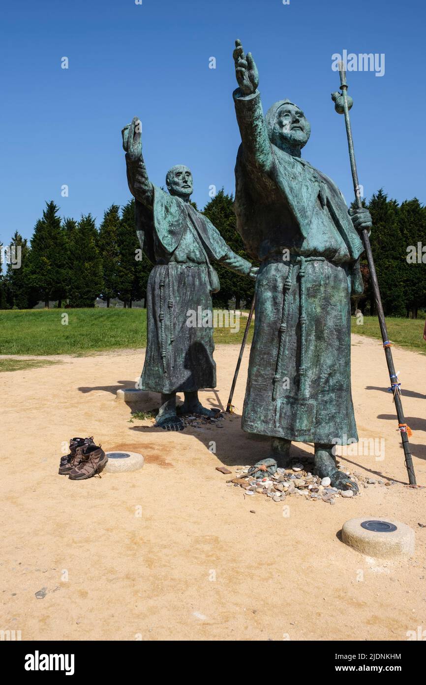 Spanien, Galizien, Monte del Gozo Skulpturen, der Punkt, von dem aus Pilger ihre erste Sicht auf die Kathedrale in Santiago del Compostela erhalten. Stockfoto