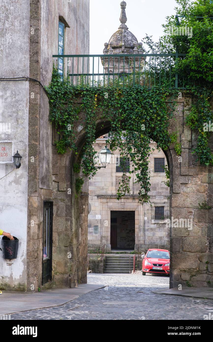 Spanien, Santiago de Compostela, Galicien. Puerta de Mazarelos, das einzige noch erhaltene Tor der ursprünglichen Mauer, die Santiago de Compostela umgab. Stockfoto