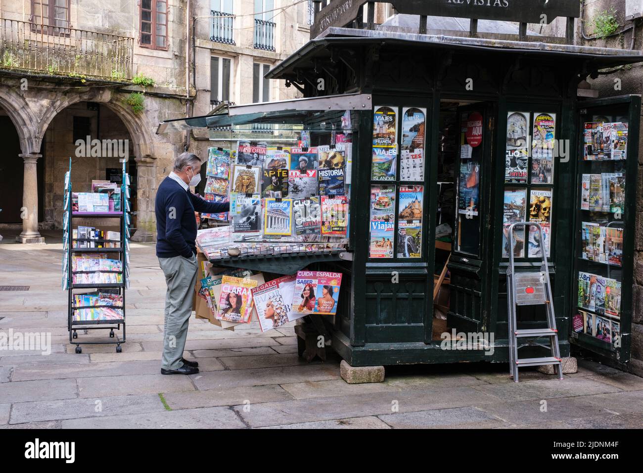 Spanien, Santiago de Compostela, Galicien. Kunde an einem Zeitungsstand. Stockfoto