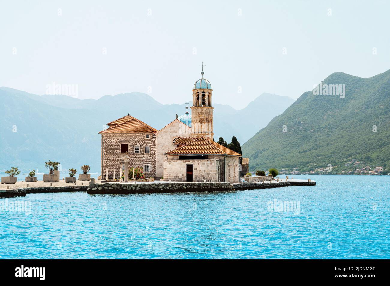 Die Insel Unsere Liebe Frau von den Felsen mit Landschaft der Bucht von Kotor Küste - Boka Bucht, Montenegro Stockfoto