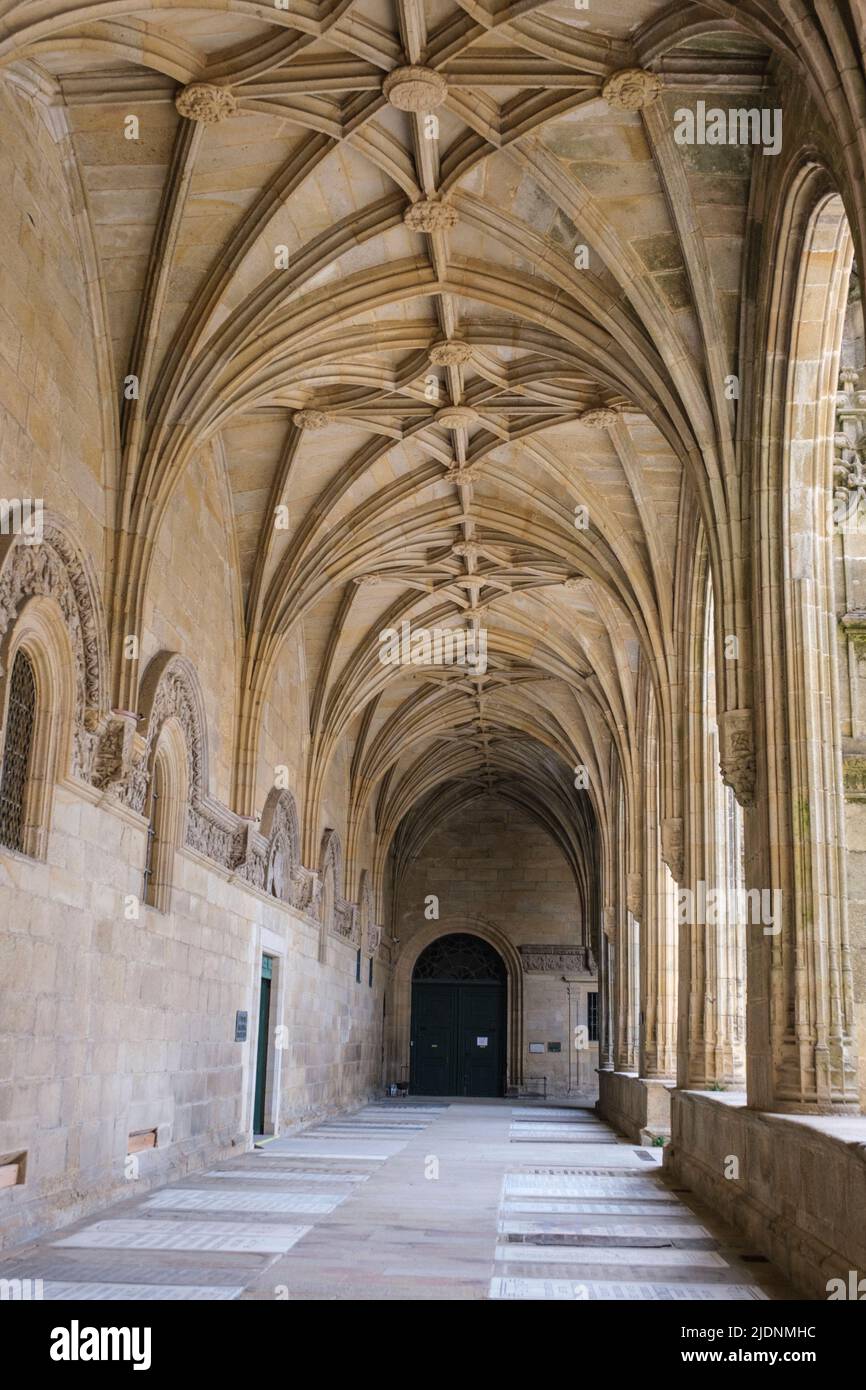 Spanien, Santiago de Compostela, Galicien. Kathedrale von Santiago de Compostela. Kreuzgang-Decke mit gotischem Gewölbe. Stockfoto
