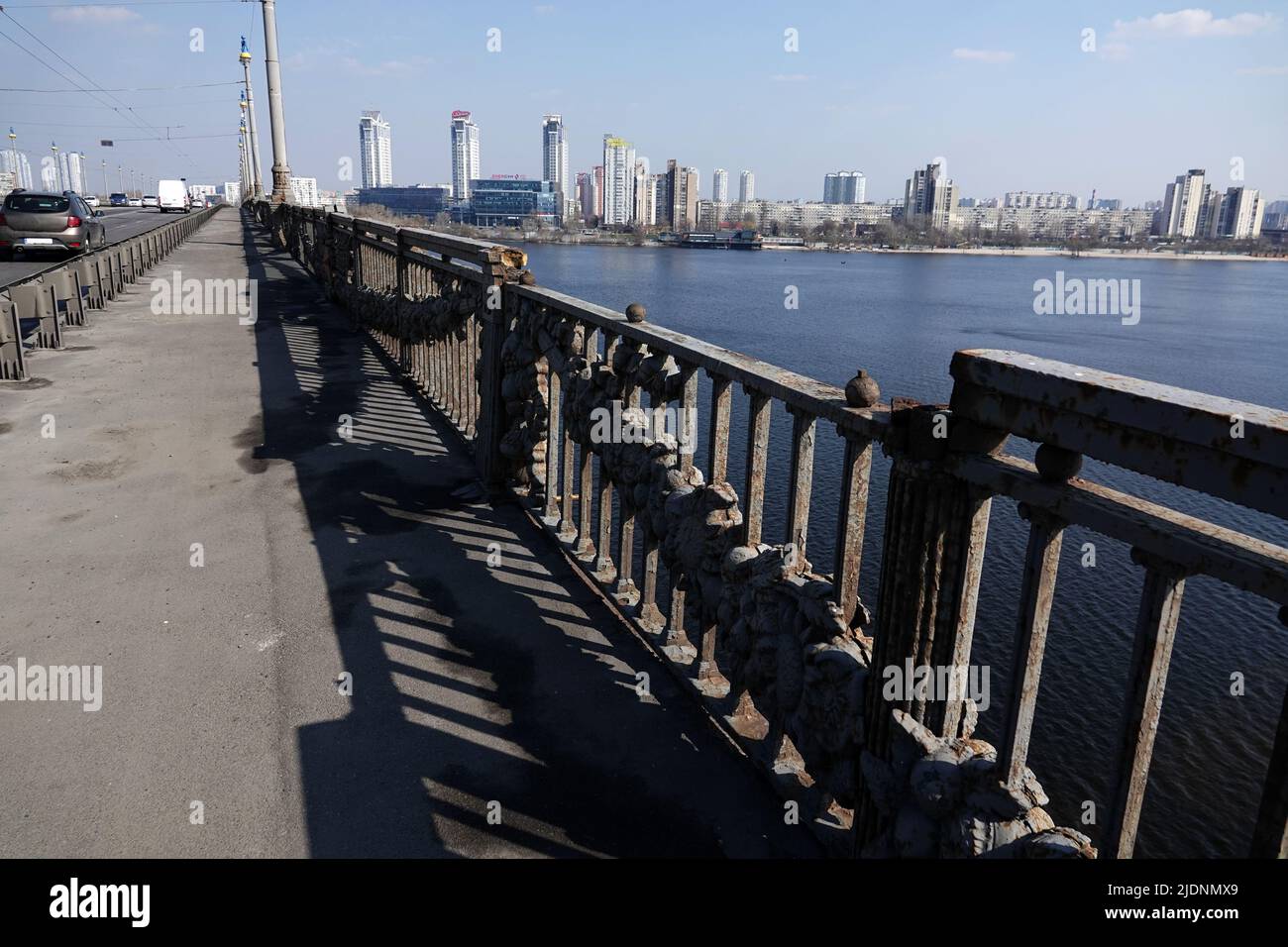 Kiew, Ukraine 18. März 2020: Patonbrücke über den Dnepr-Fluss, alternde, rostende und reparaturbedürftige Stadt Stockfoto