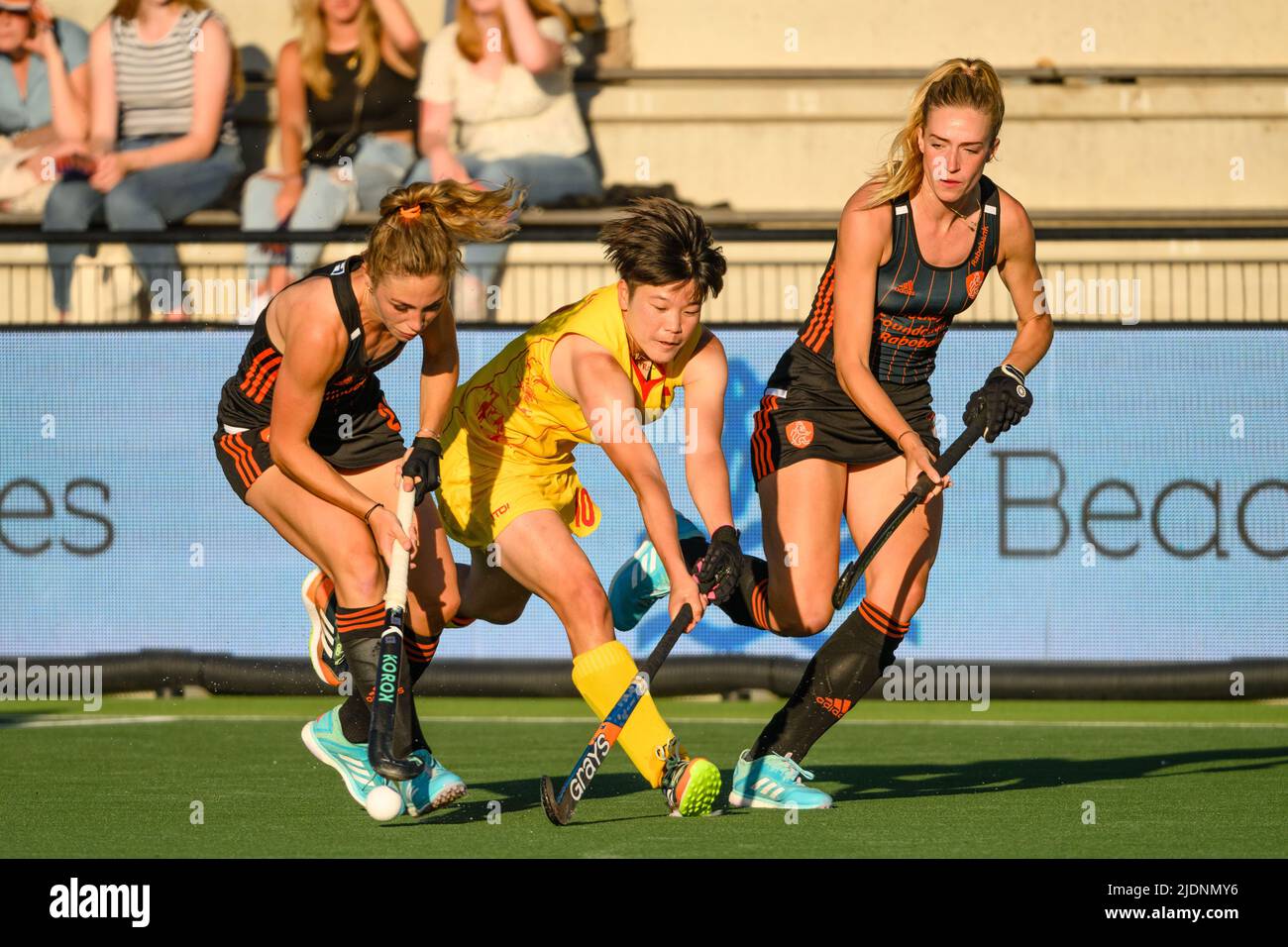 ROTTERDAM, 22-06-2022, HC Rotterdam, FIH Pro League Women 2021-2022. Laura Nunnink, Xindan Zhang und Sanne Koolen während des Spiels China - Niederlande. (Foto von Pro Shots/Sipa USA) *** Weltrechte außer Österreich und den Niederlanden *** Stockfoto