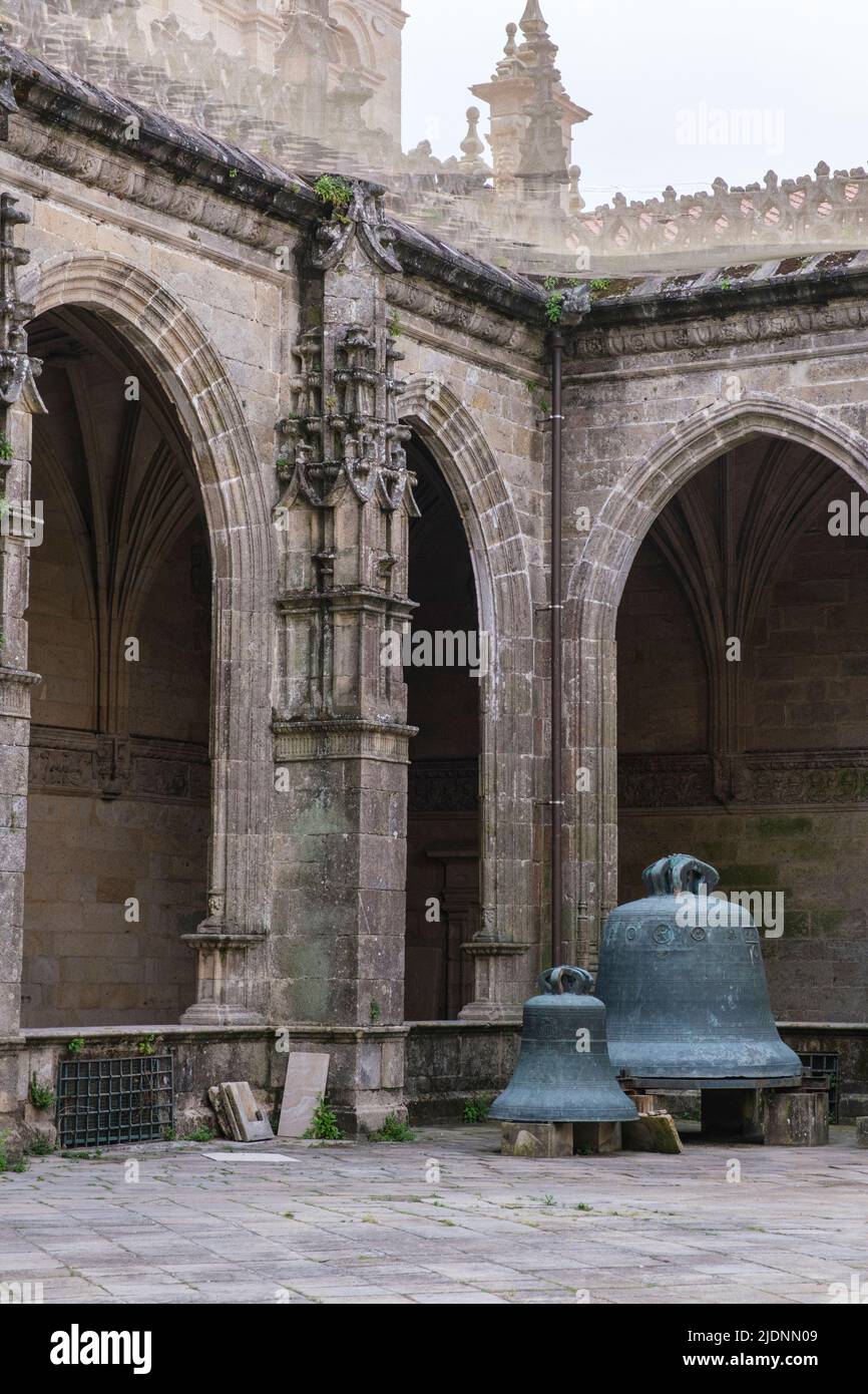 Spanien, Santiago de Compostela, Galicien. Glocken der Kathedrale von Santiago de Compostela im Innenhof des Kreuzgangs. Stockfoto