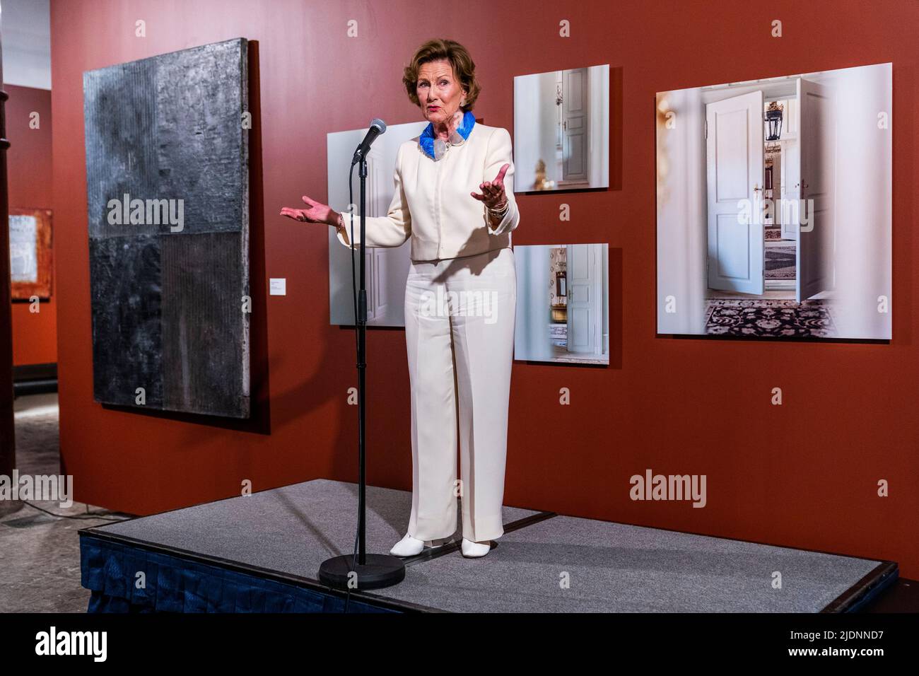 Oslo 20220622.Königin Sonja begrüßt jeden zur Eröffnung der Ausstellung "Offene Türen" in Dronning Sonja KunstStall am Mittwoch. Mehr als 100 Werke aus der privaten Kunstsammlung der Königin werden hier ausgestellt. Foto: Haakon Mosvold Larsen / NTB Stockfoto