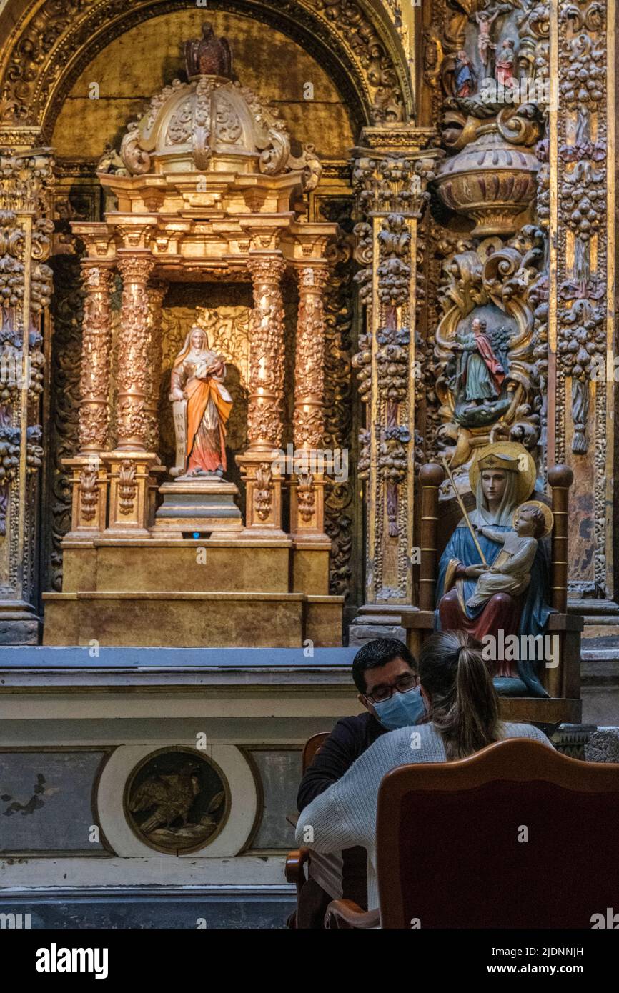 Spanien, Santiago de Compostela, Galicien. Priester, der die Beichte in einer Seitenkapelle, Kathedrale von Santiago de Compostela, hört. Stockfoto