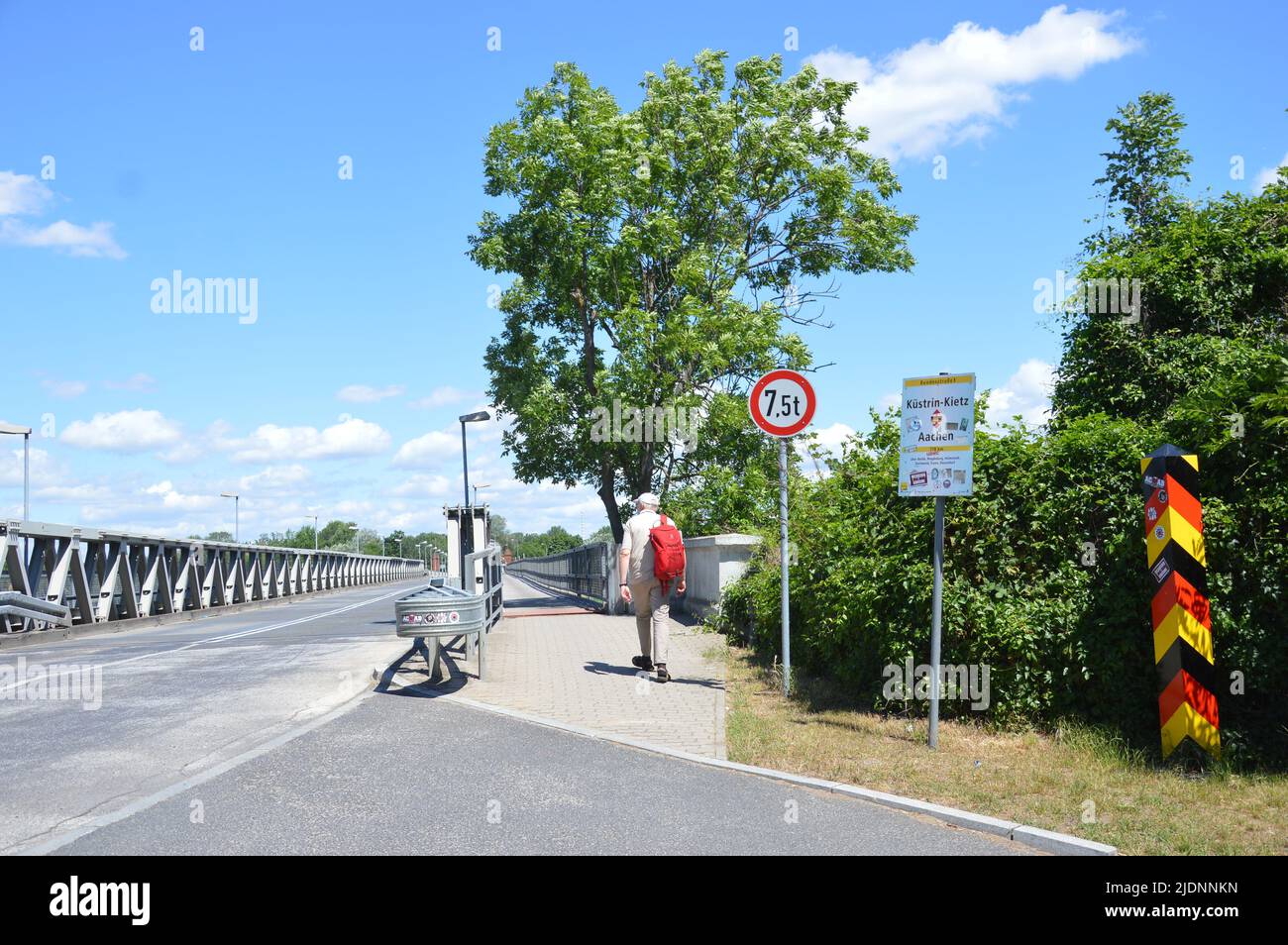 Brandenburg, Deutschland - 10. Juni 2022 - Brücke an der deutsch-polnischen Grenze oder. (Foto von Markku Rainer Peltonen) Stockfoto