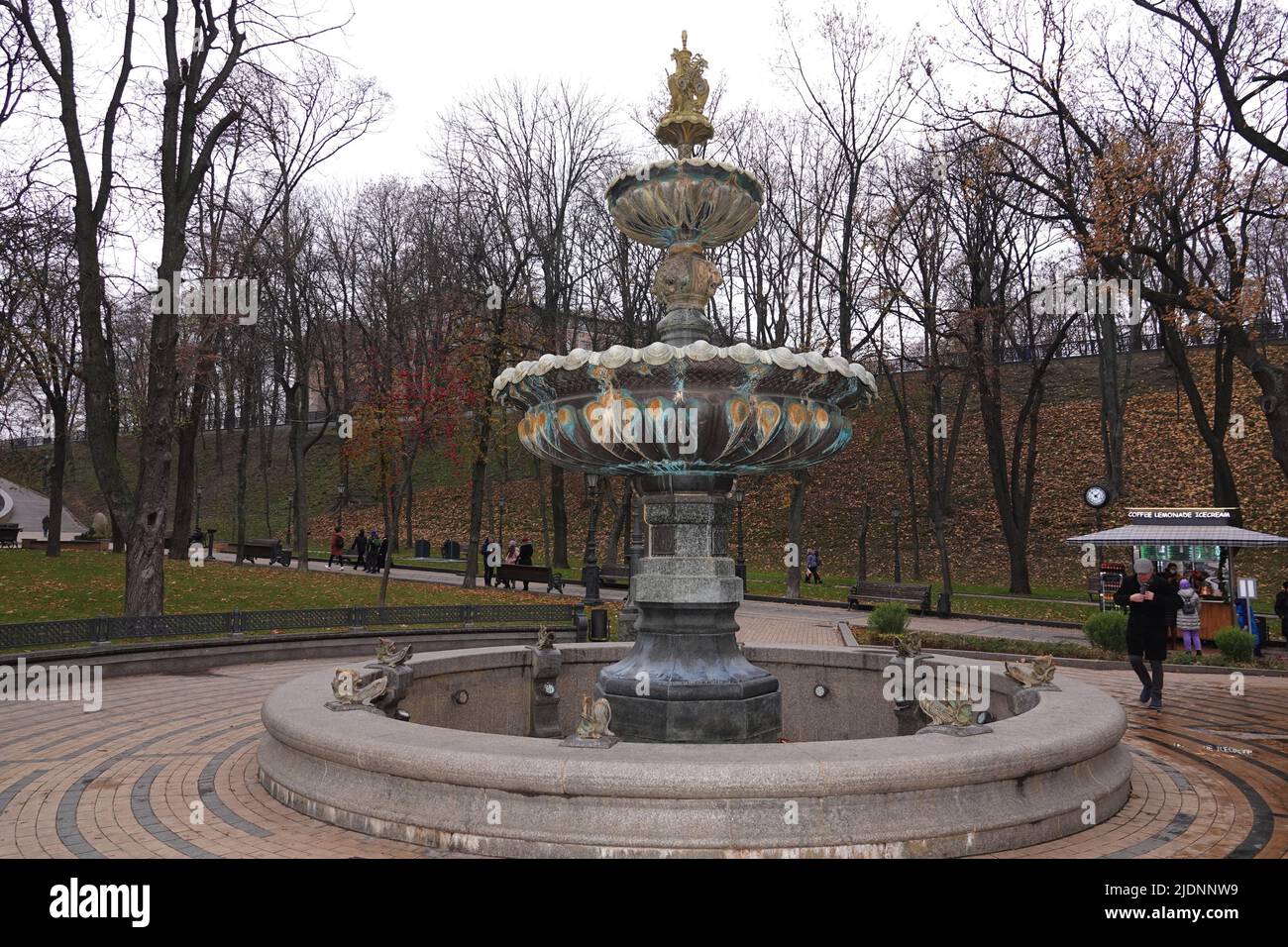 Kiew, Ukraine 28. November 2020: Alter Stadtbrunnen in Kiew im Herbst Stockfoto