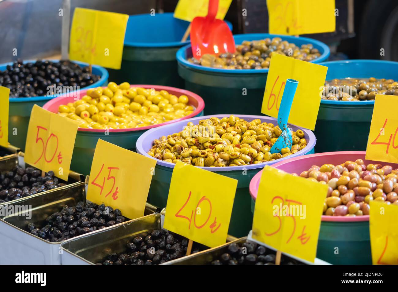 Auf dem lokalen Bauernmarkt werden verschiedene Oliven, gesalzen und eingelegter Art, verkauft. Stockfoto