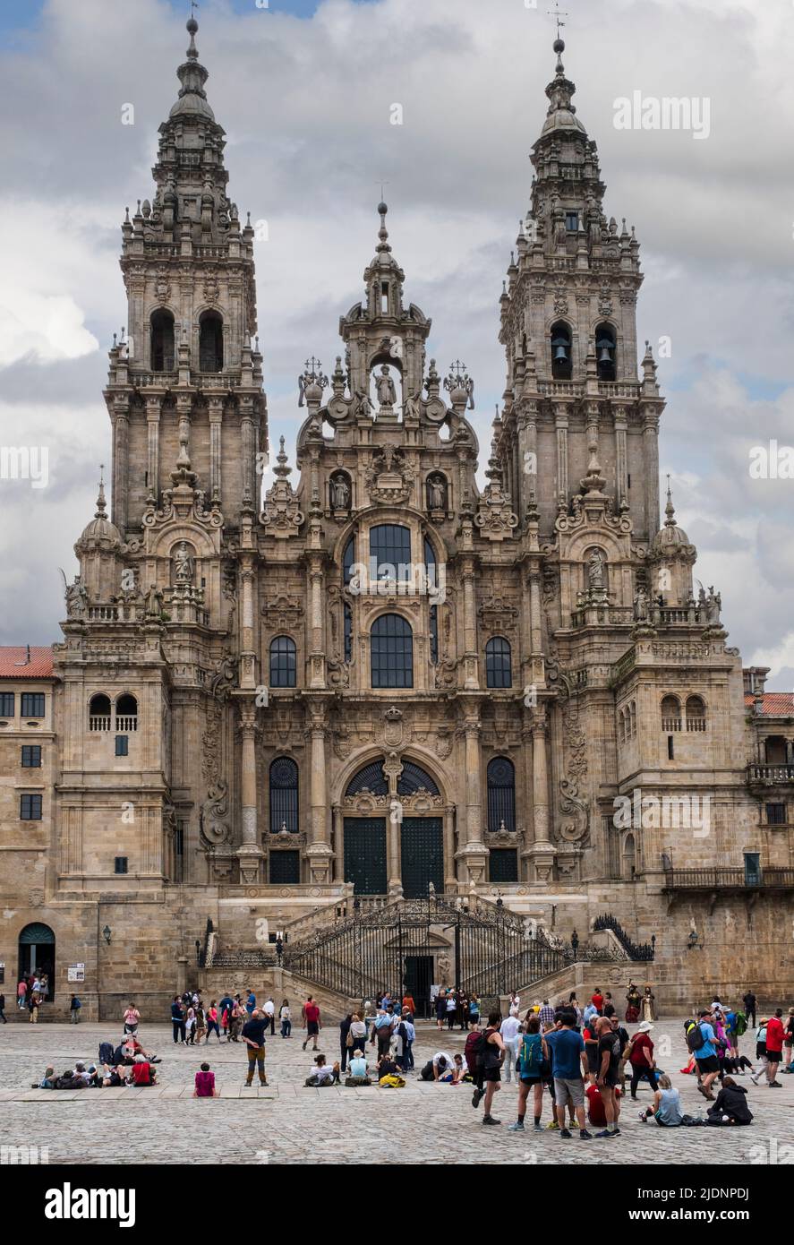 Spanien, Santiago de Compostela, Galicien. Die Pilger ruhen auf der Plaza de Obradoiro vor der Westfassade der Kathedrale von Santiago de Compostela Stockfoto