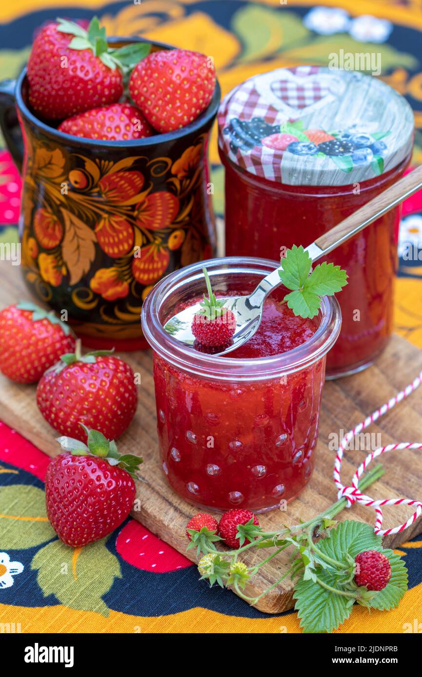 Erdbeermarmelade im Glas und frische Erdbeeren Stockfoto