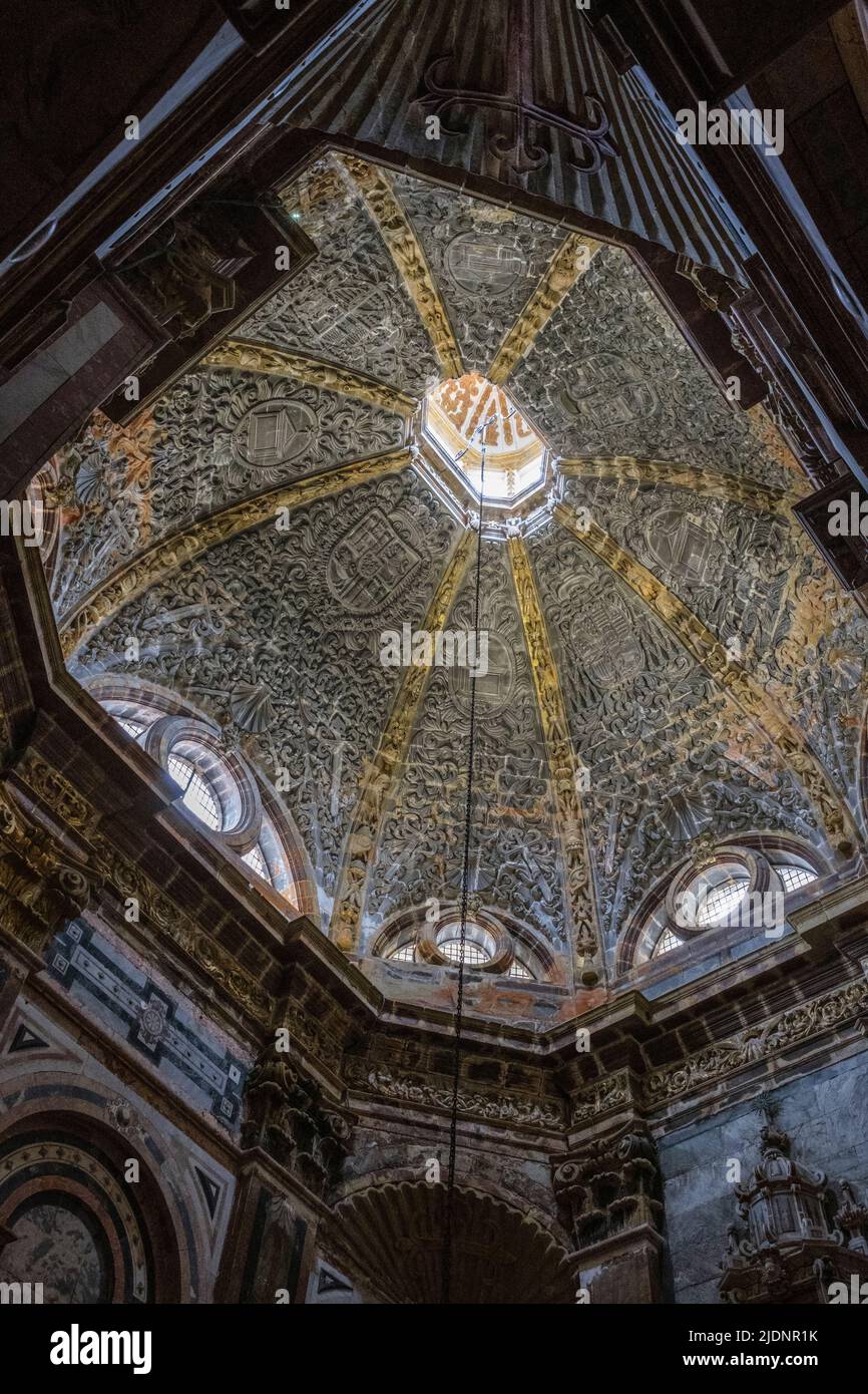 Spanien, Santiago de Compostela, Galicien. Decke über dem Altar, Kathedrale von Santiago de Compostela. Stockfoto