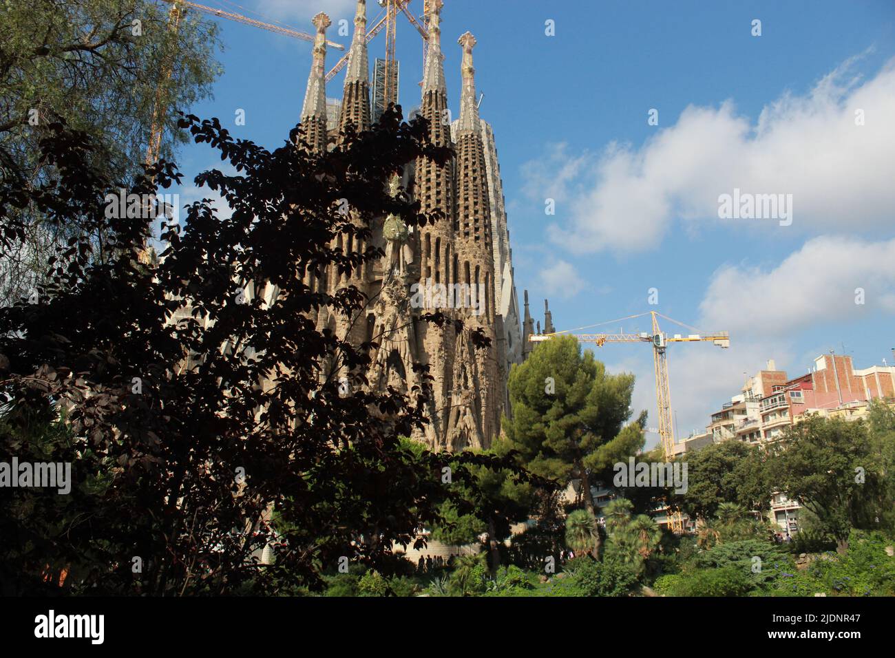 Die majestätische Sagrada Familia in Barcelona, Spane. Diese atemberaubende Architektur von Antonio Gaudì wird von der Natur umgeben und bietet eine atemberaubende Aussicht. Stockfoto