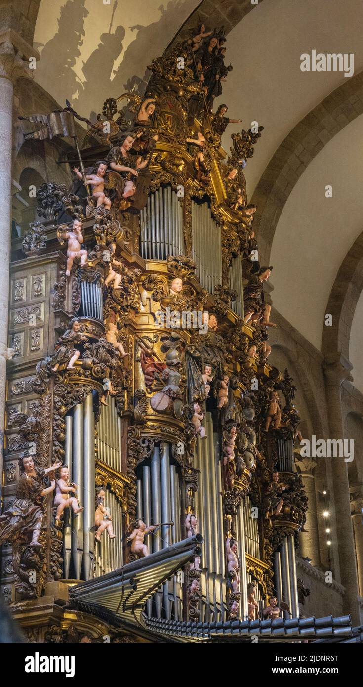 Spanien, Santiago de Compostela, Galicien. Orgelpfeifen umgeben von Cherubs, Kathedrale von Santiago de Compostela. Stockfoto