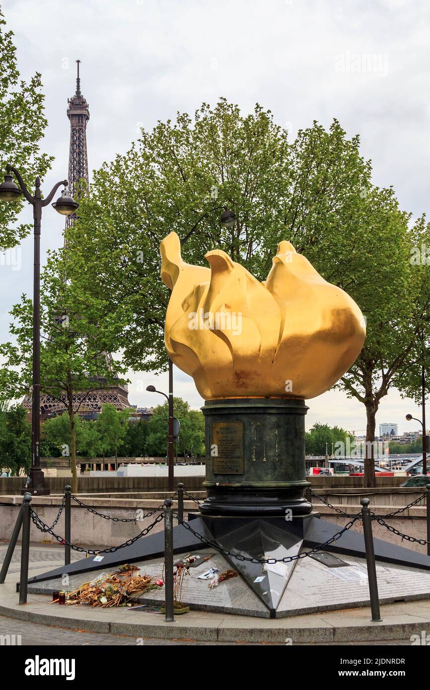 PARIS, FRANKREICH - 14. MAI 2013: Dies ist Flame of Liberty, eine Nachbildung der Fackelflamme der Freiheitsstatue in New York City. Stockfoto