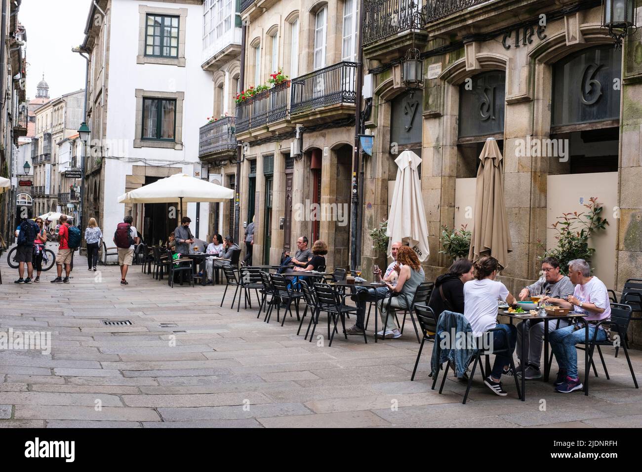 Spanien, Santiago de Compostela, Galicien. Straßenszene, Bürgersteig-Café. Stockfoto