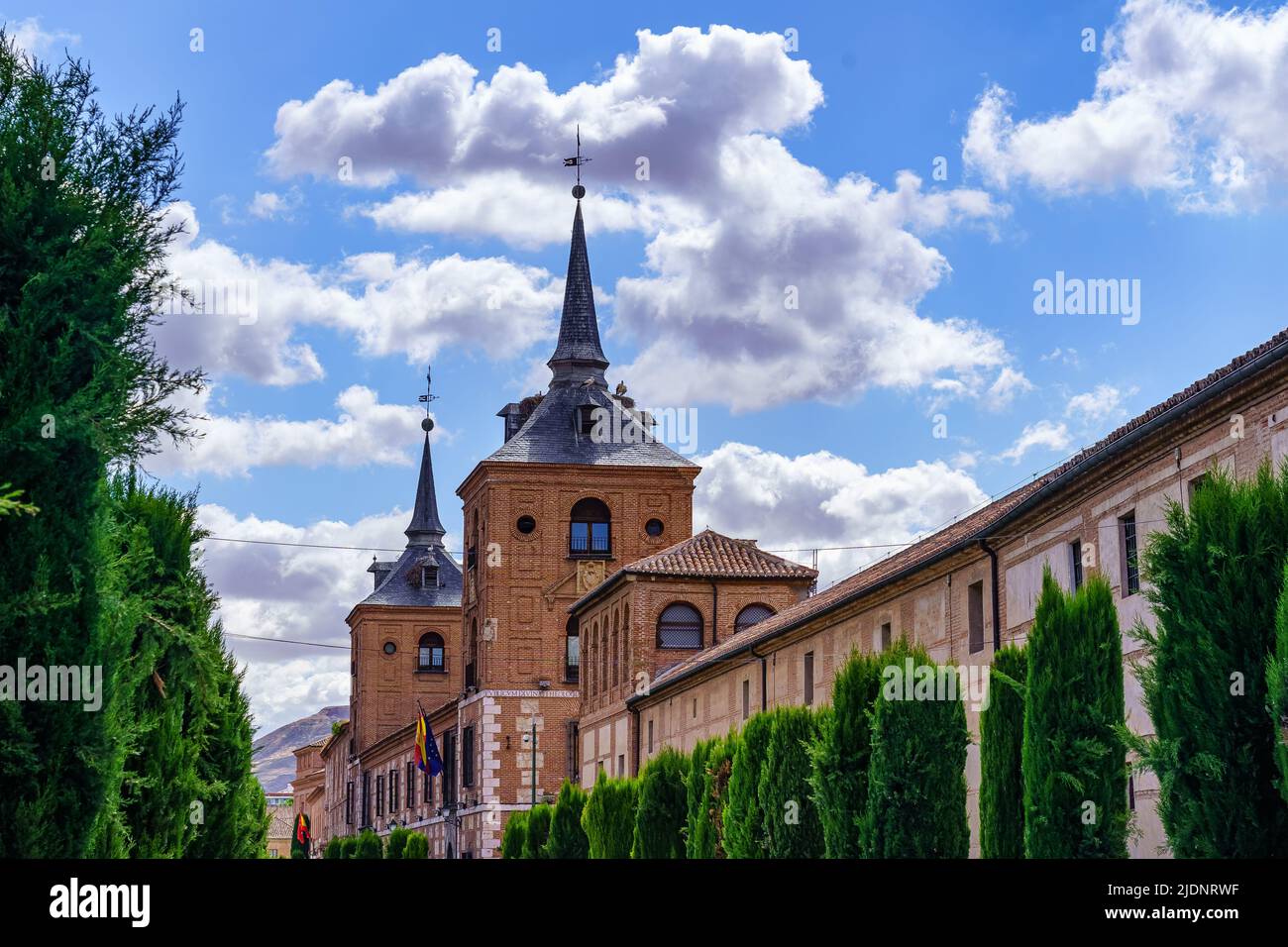 Türme der Kathedrale der UNESCO-Stadt Alcala de Henares in Madrid. Stockfoto
