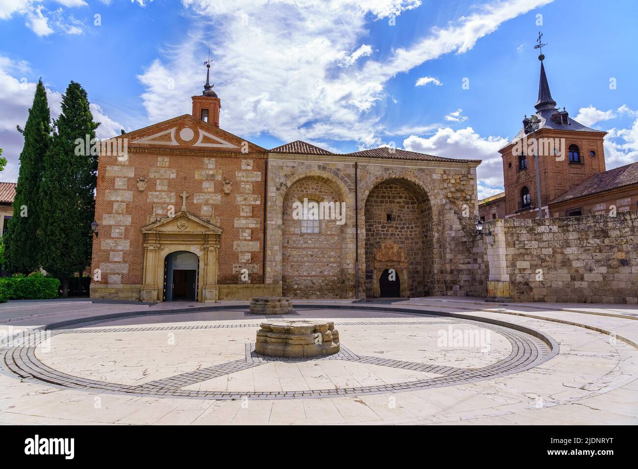 Kirche und alte Türme der monumentalen Stadt Alcala de Henares in Madrid. Stockfoto