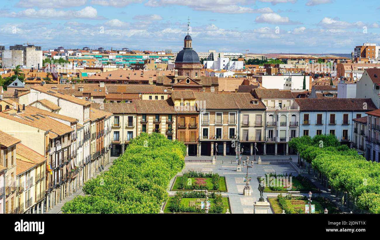 Zentraler Platz der Weltkulturerbe-Stadt Alcala de Henares in Madrid. Stockfoto