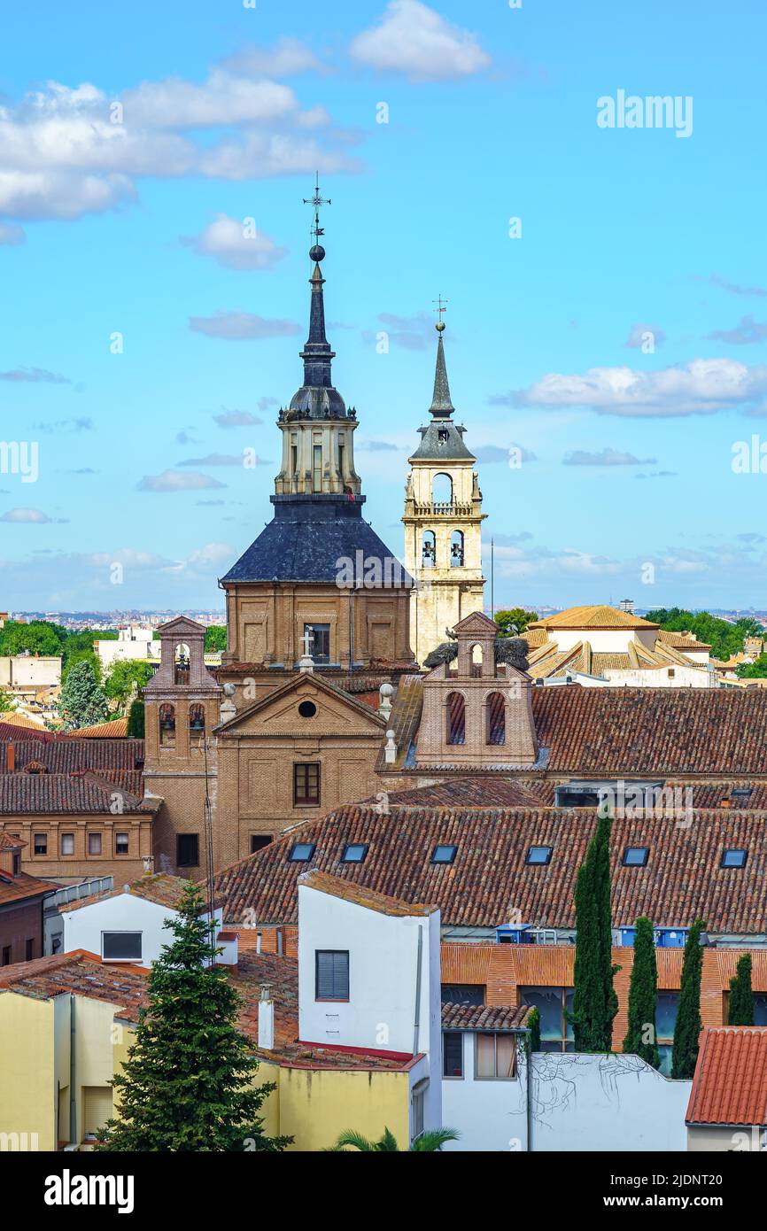 Alte Gebäude und Kirchtürme der monumentalen Stadt Alcala de Henares in Madrid. Stockfoto