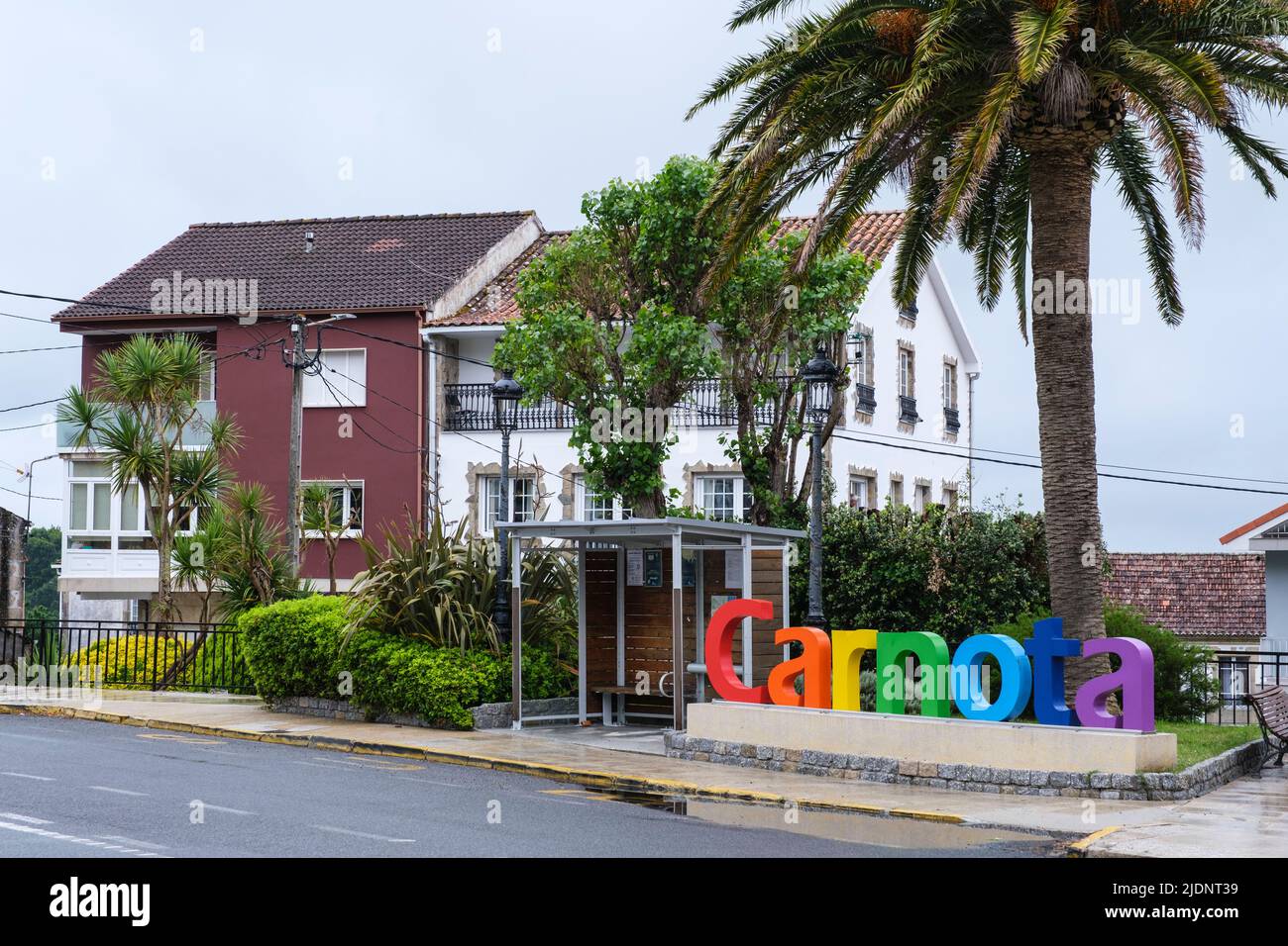 Spanien, Carnota, Galicien. Stadtname, Mittelklasse-Häuser im Hintergrund. Stockfoto